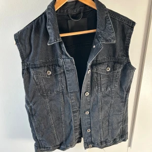  jeansväst  - Jeans väst, har klippt armarna men är annars i väldigt bra skick