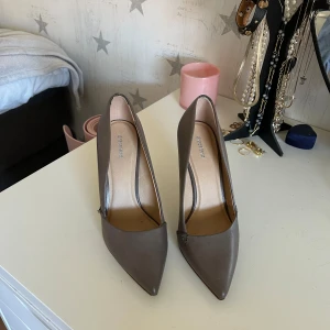 Bruna klackar - Säljer ett par stilrena pumps/klackar.De är välanvända och har små defekter, men annars är de i bra skick! Skriv gärna vid frågor💕
