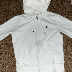 Ralph lauren hoodie  - Hej| säljer nu min feta Ralph lauren hoodie till ett tvär bra pris! Använt ungefär 5 gånger| Jätte bra skick 9/10|