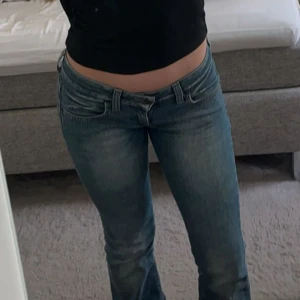 Blå bootcut jeans - Snygga blå jeans med bootcut passform och låg midja. Klassisk femficksmodell med dragkedja och knapp framtill. Perfekta för en avslappnad och trendig look. Midjemått 26🩷Köparen står för frakten! Passar mig bra i längden och jag är 163