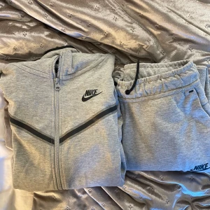 Nike tech ny - Helt nya byxor utan prislapp storlek XL(158-170) motsvarar en S ungefär. Samma storlek på tröjan som e använd ett fåtal gånger men ser ut som ny. Pris går såklart att diskuteras 