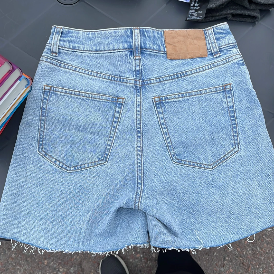 Oanvända blåa jeansshorts - 1