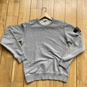  Stone Island Junior crewneck - Säljer en stilren grå sweatshirt från Stone Island Junior crewneck i gott skick. 8/10 Storlek-14/170. Sitter precis som en storlek S i herr. Hör av er🙌