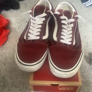 Vans skor vinröda - Ett par Vans skor vin röda använda Max 2 gånger. I Storlek 43. Sällsynt färg och väldigt snygga nu till sommaren. Pris kan diskuteras vid snabb affär