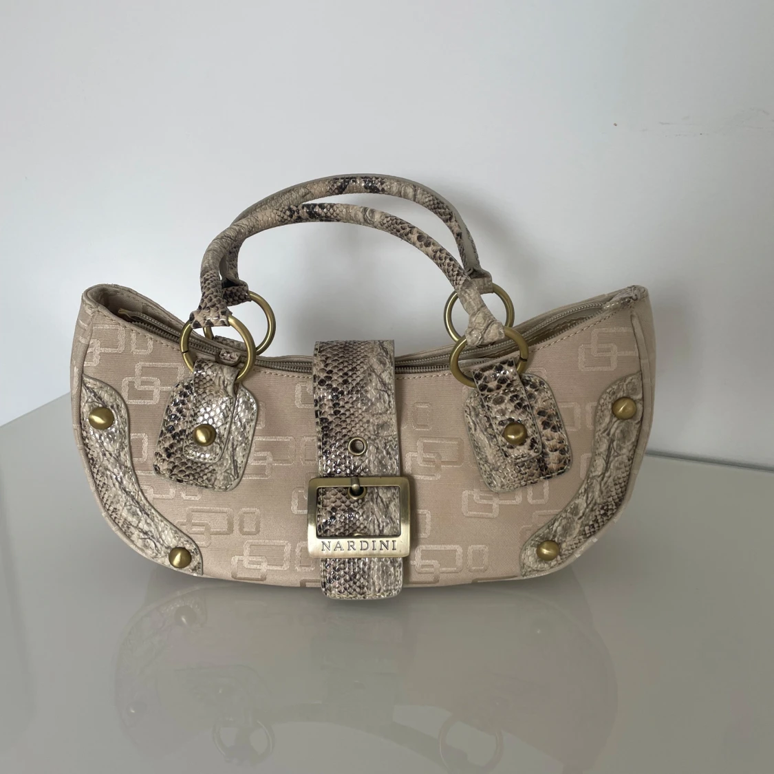 Beige axelväska från Nardini med ormmönstradedetaljer
