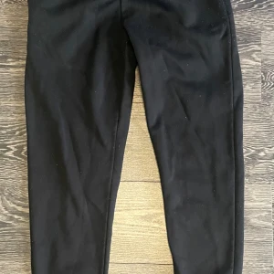 Svarta leggings - Svarta leggings med enkel och stilren design. Perfekta att matcha med oversized tröjor eller hoodies. Mjukt och stretchigt material som sitter skönt på kroppen.