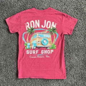 T-shirt med tryck - Säljer en riktigt snygg T-shirt! Jätte bra skick, inga defekter, skick 9/10. Storlek S. Hör av er vid minsta fundering!💫