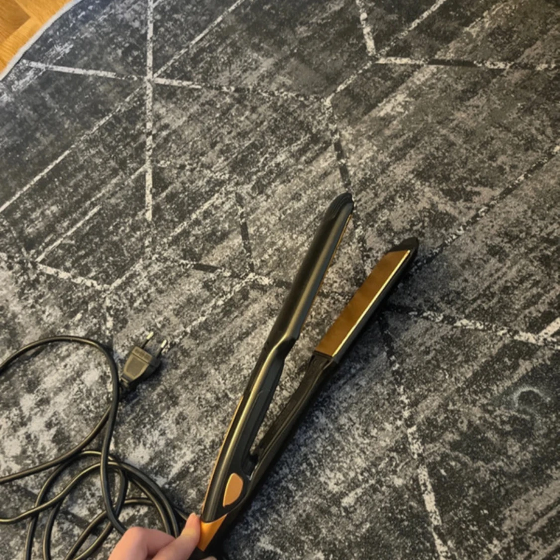 Svart och guldig plattång - 3