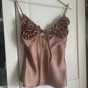 Intressekoll på topp från Zara  - Intressekoll på denna populära supersnygga toppen från Zara som inte säljs längre. Kom med prisförslag!!💗☺️