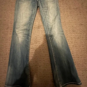 Blå bootcut jeans med dragkedja - Säljer dessa snygga 2000-tals lågmidjade bootcut jeans som tyvärr blivit för små. De är från G-star, storlek 26/32