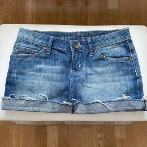 LÅGMIDJAD JEANS KJOL - Otroligt snygg lågmidjad vintage jeanskjol från mng jeans🥰❤️väldigt lågmidjad!!!