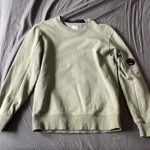 Görn sweatshirt från C.P. Company - Grön cp company tröja i bra skick nypris 2200 