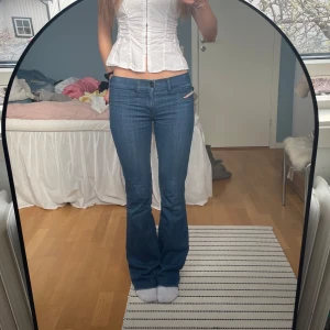 Snygga jeans  - Lågmidjade bootcut jeans från Diesel, avklippta längst ner men inget man tänker på o annars jättebra skick❤️