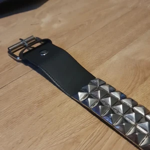 Svart nitbälte - Väldigt klassiska svart nitbällte som inte kommit till någon användning👍🏼 Det är därför i bra skick. Skriv om du har nå andra funderingar kring bältet