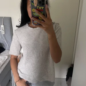 Stickad tshirt tröja - En stickad ”tshirt” som är luftig och skön. Den passar för både dig som bär s eller m