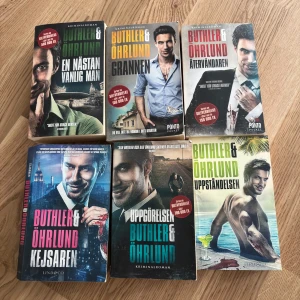 Bokserie av Buthler & Öhrlund - Säljer sex kriminalromaner av Buthler & Öhrlund: En nästan vanlig man, Grannen, Återvändaren, Kejsaren, Uppgörelsen och Uppståndelsen. Omslagen har färgstarka bilder med manliga karaktärer och spännande miljöer. Perfekt för dig som gillar svenska deckare.