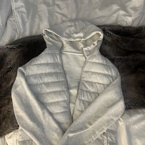 Grå cardigan  - Säljer nu min killes grå vår jacka från hm. Den är använd men inget som syns.