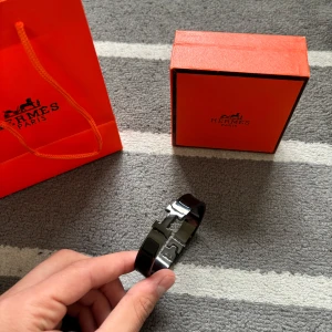 H Clic Armband - Tjena! Säljer detta as feta armbandet. Jättefint skick, knappt använd. Medföljer box, påse, och armbandet. Färgen är svart. Vid frågor kontakta gärna! Mvh Adam