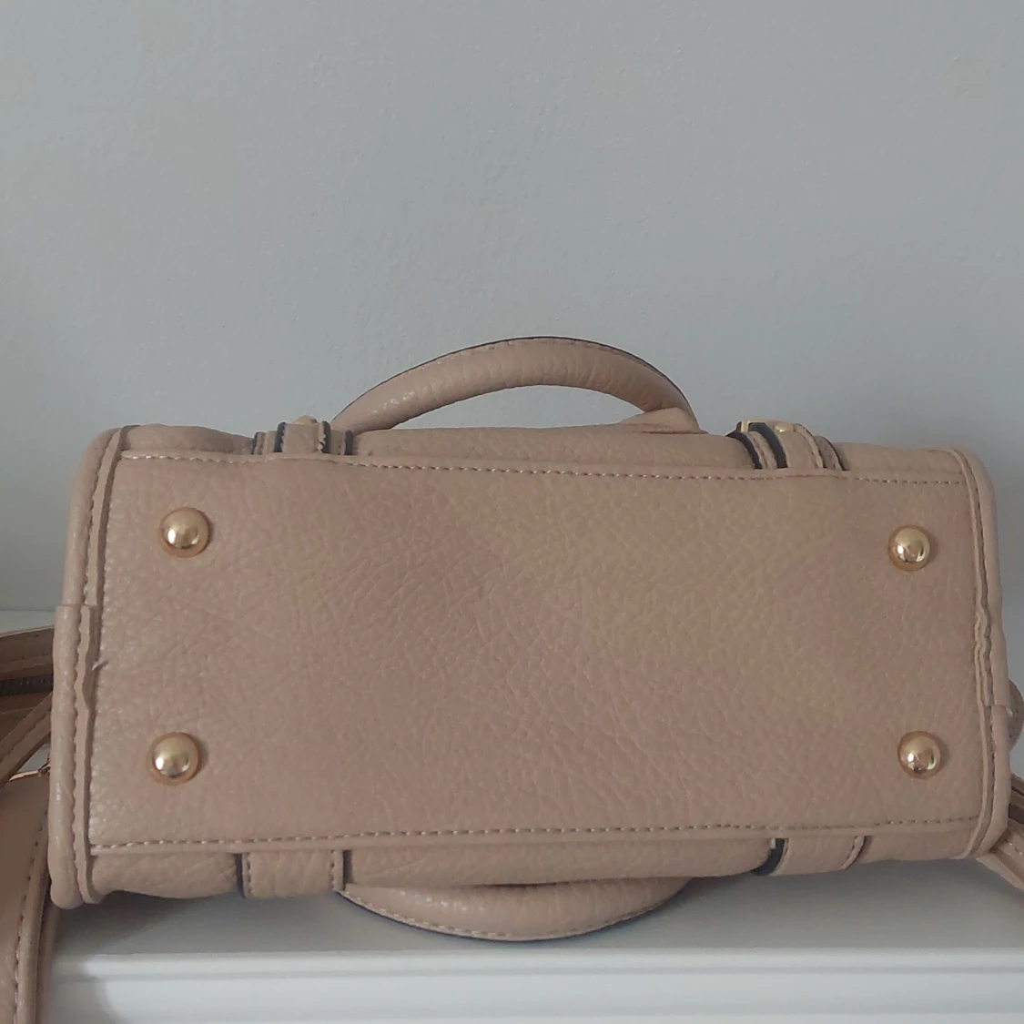 Beige axelväska med gulddetaljer - 4