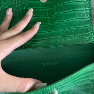 Crossbody bag - Axelremsväska i orm mönster som har kommit till användning några gånger men är fortfarande i jätte bra skick!☺️