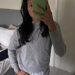 Hoodie - En söt tunnare hoodie med luva! Den passar både s och m