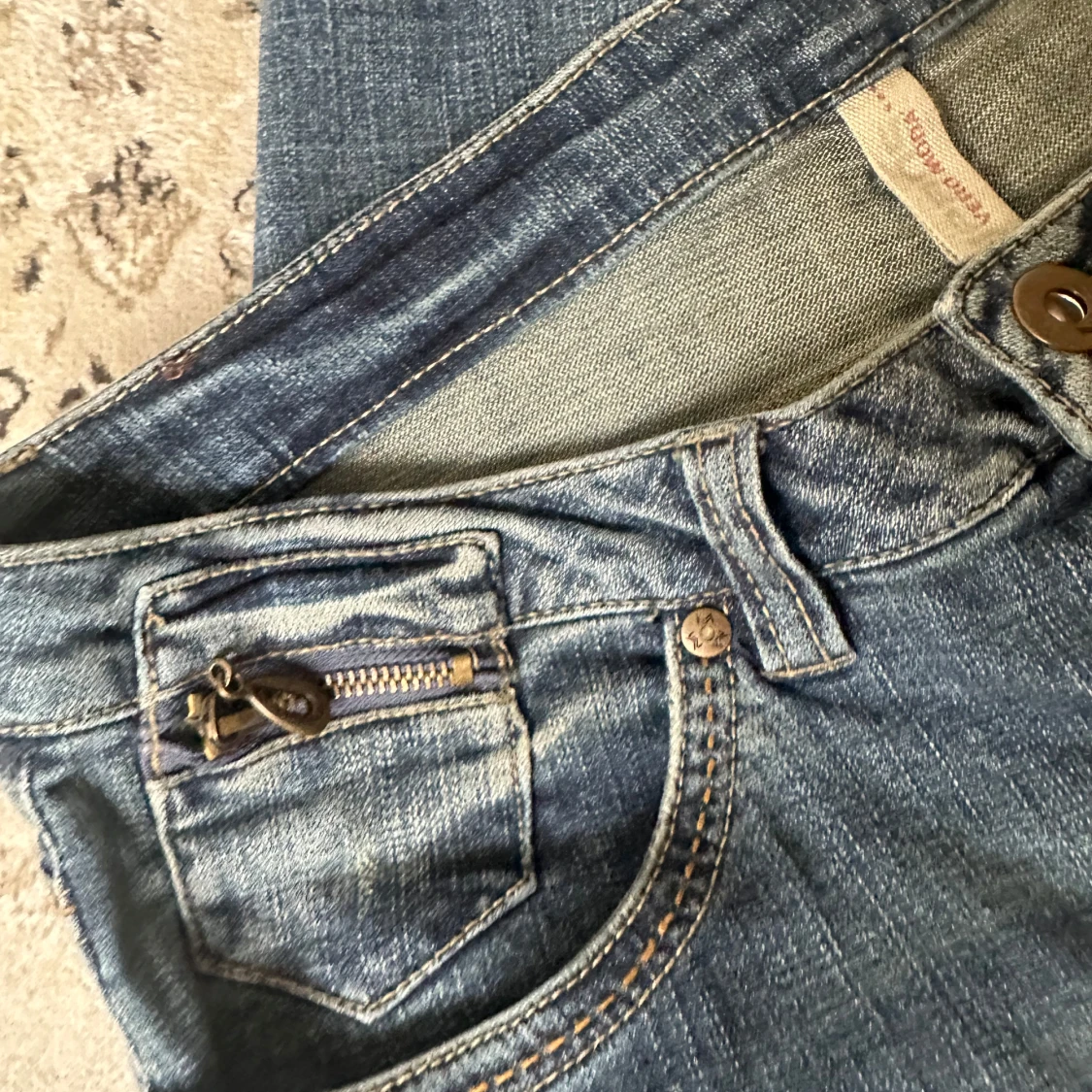 Blå bootcut jeans med dragkedjedetaljer - 1