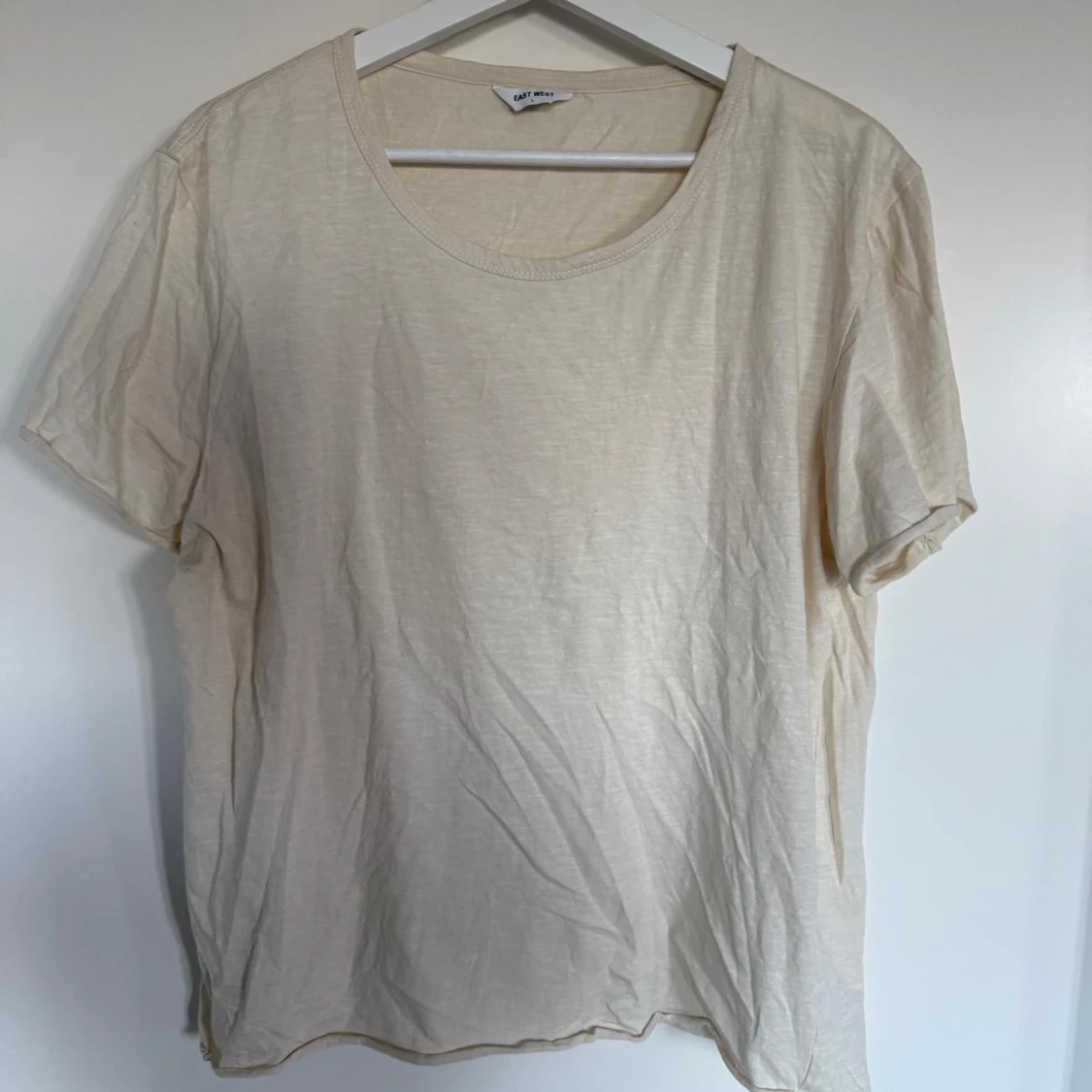 Beige t-shirt från East West