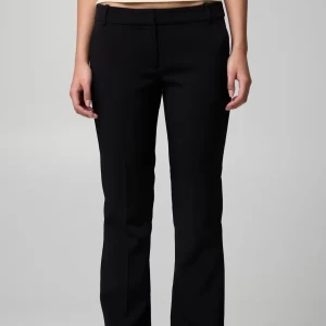 Svarta kostymbyxor - Svarta kostymbyxor från Bikbok endast använda 1 gång. För stora på mig tyvärr. Ny pris 499!