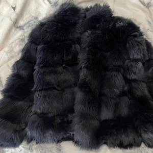 Svart pälsjacka från Dry Lake - Säljer en svart, fluffig pälsjacka från Dry Lake i storlek XS. Jackan har en lyxig känsla med täta, mjuka pälsrader och lång ärm. Perfekt för dig som vill sticka ut med en statementjacka i vinter. Säljer då den är för liten för mig🤍
