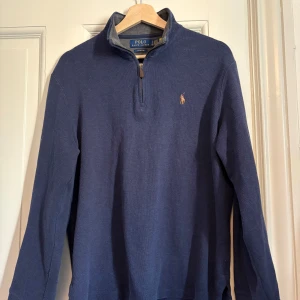 Polo Ralph Lauren quarter-zip tröja - Säljer denna schyssta tröjan eftersom den inte passar mig längre. Nypriset på den var 2400 kr (köpt i London, inget kvitto men äkthetsbevis på QR-koden). Storleken är S. Inga skador eller fläckar👍