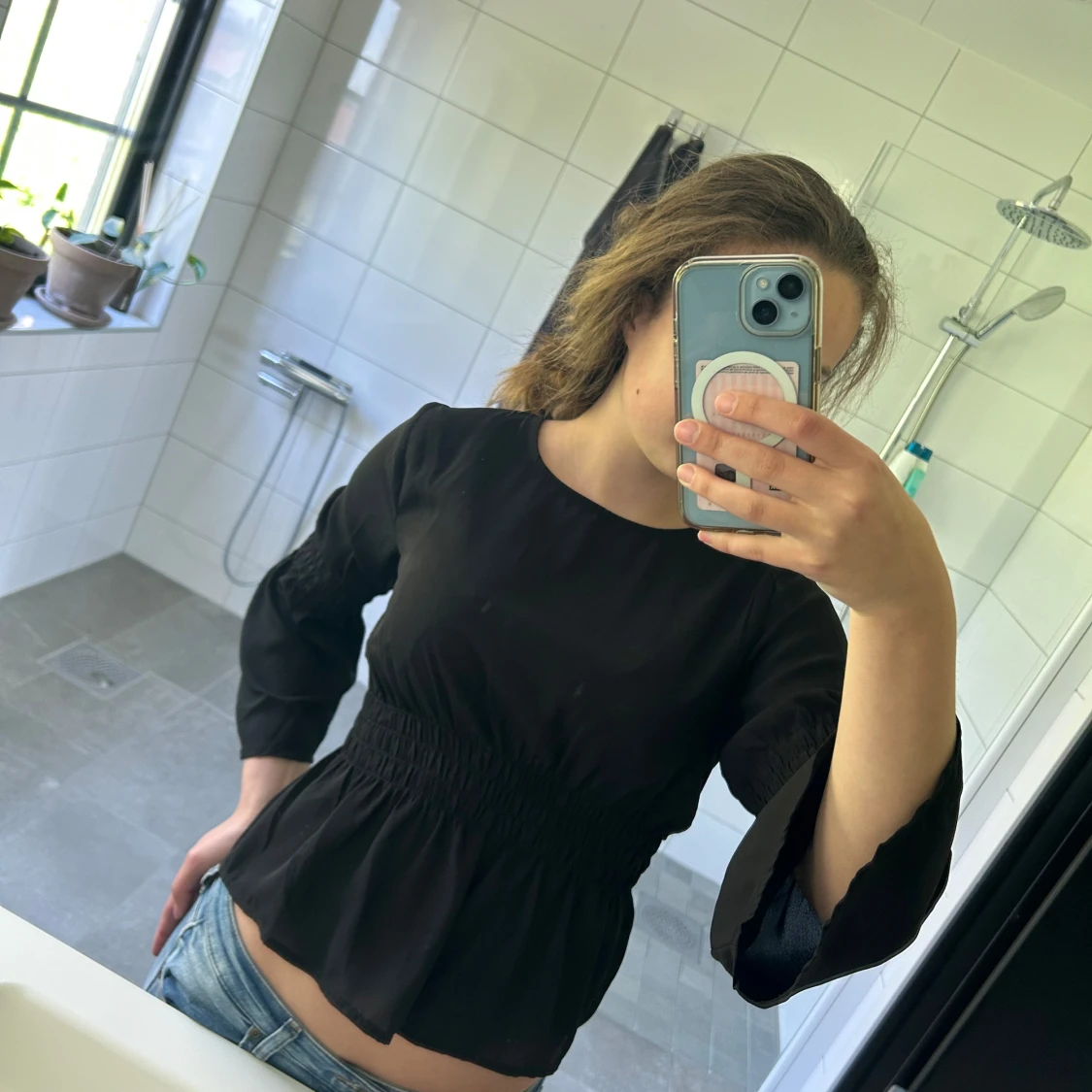 Svart blus med volangärm