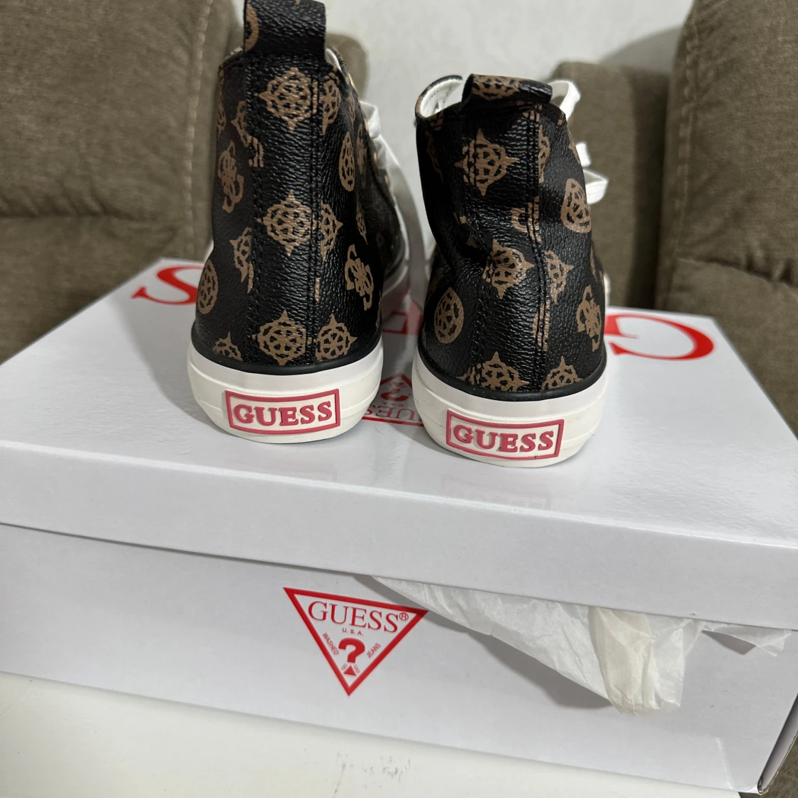 Svarta sneakers med mönster från Guess - 2