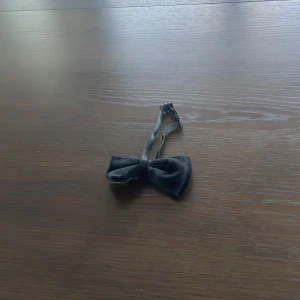 Svart fluga - Snygg svart fluga i klassisk modell. Perfekt accessoar för att lyfta din outfit till nästa nivå. Justerbart band för att passa olika halsstorlekar.