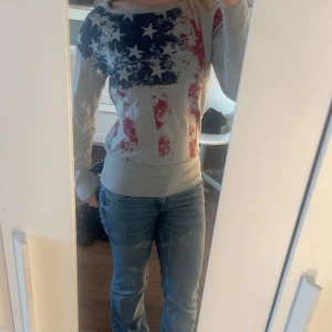 Tröja med tryck  - Tröjan är i bra skick och är från Lindex barn avdelning, skulle säga att den passar xs eller xxs💗