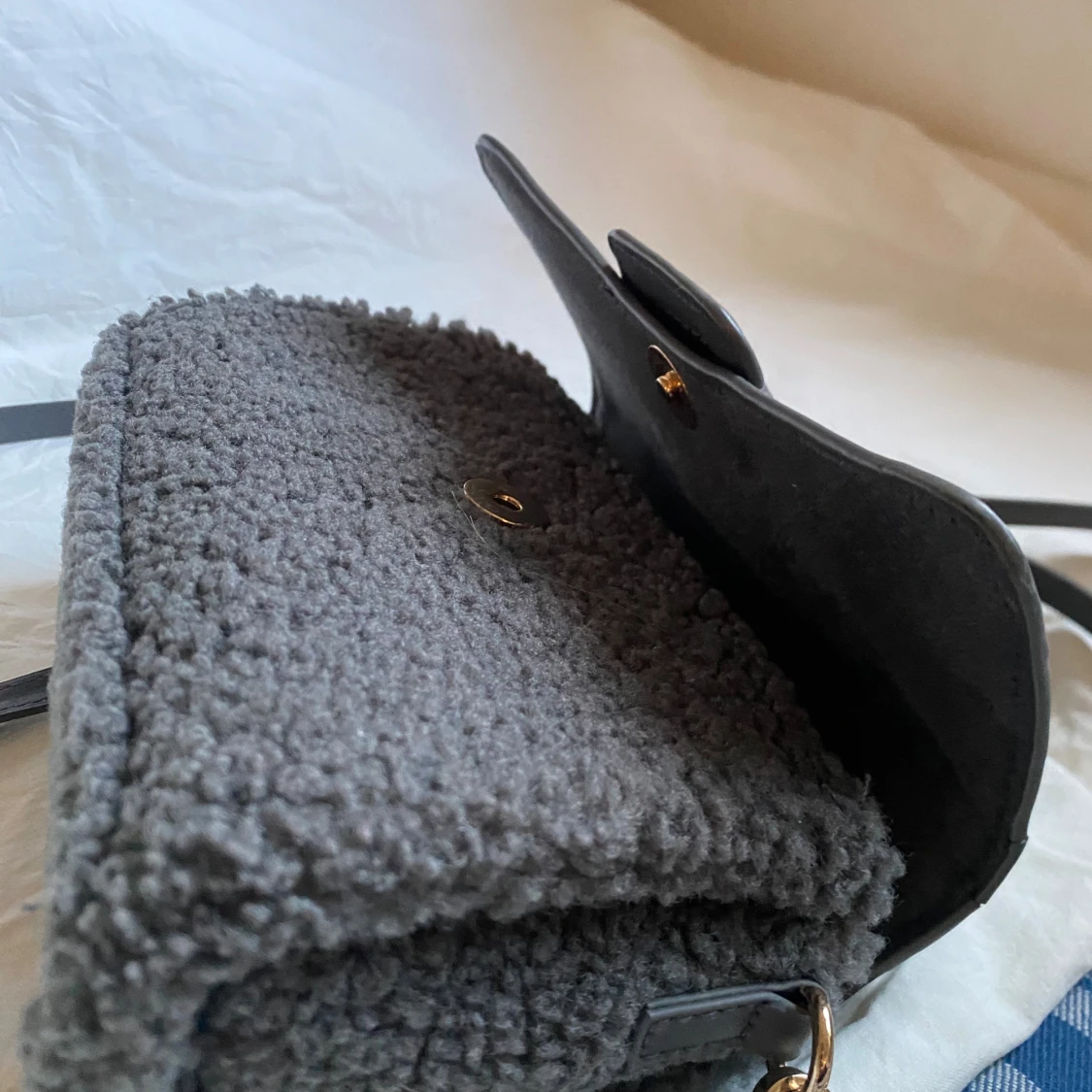 Mörkgrå axelväska i teddy-material - 2