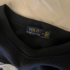 Ralph Lauren Tröja - Soft Ralph Lauren tröja med en Polo Bear logga på framsidan. Strl M, men är lite liten instorleken så skulle säga S/M. Hör av dig om du har frågor!