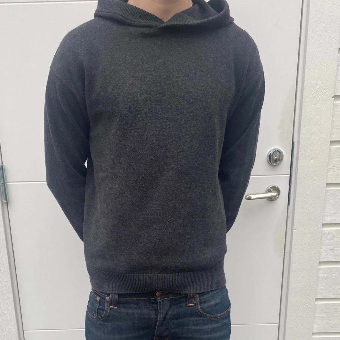 Mörkgrå stickad hoodie