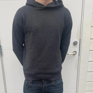 Mörkgrå stickad hoodie - En riktigt fet stickad hoodie | Skick: 9,5/10 ✅ | modellen på bilden är 184 | Hör av er vid fler funderingar!🦦