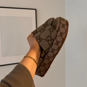 Bruna platå sandaler  - Storlek 37, helt nya oanvända. Tyvärr för stora för mig :( Sanna i storleken. Pris kan diskuteras, tveka inte att höra av dig vid frågor!