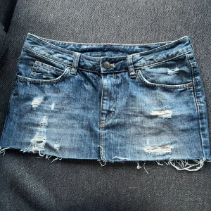 Lågmidjad jeanskjol med slitningar - Lågmidjad jeanskjol💗💗 skitsnygg men får inte så mycket användning av den, storlek 38 men skulle säga att den sitter som en 36💗