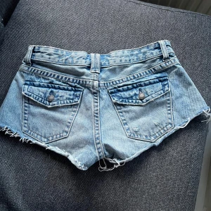 Lågmidjade jeansshorts från Pull&Bear - Säljer mina lågmidjade jeansshorts från PULL&BEAR💗💗 storlek 36🌺