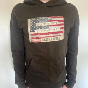 Ralph lauren hoodie  - Säljer nu min snygga mörkbruna Ralph lauren hoodie i storlek s, modellen är 180cm. Den är i mycket bra skick. Hör av er om ni har fler frågor