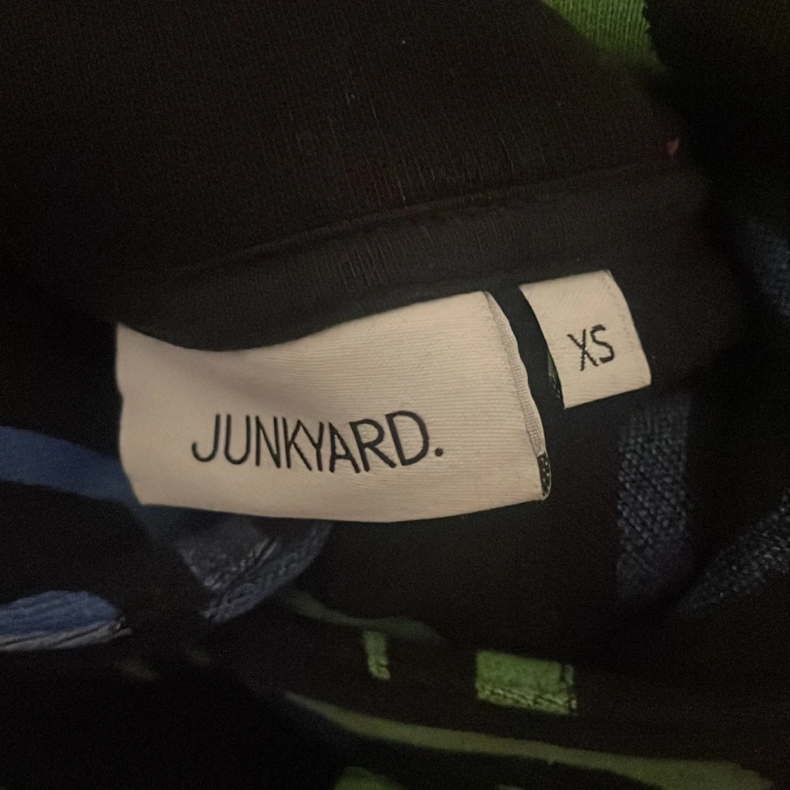 Svart hoodie med smiley-mönster från Junkyard - 2