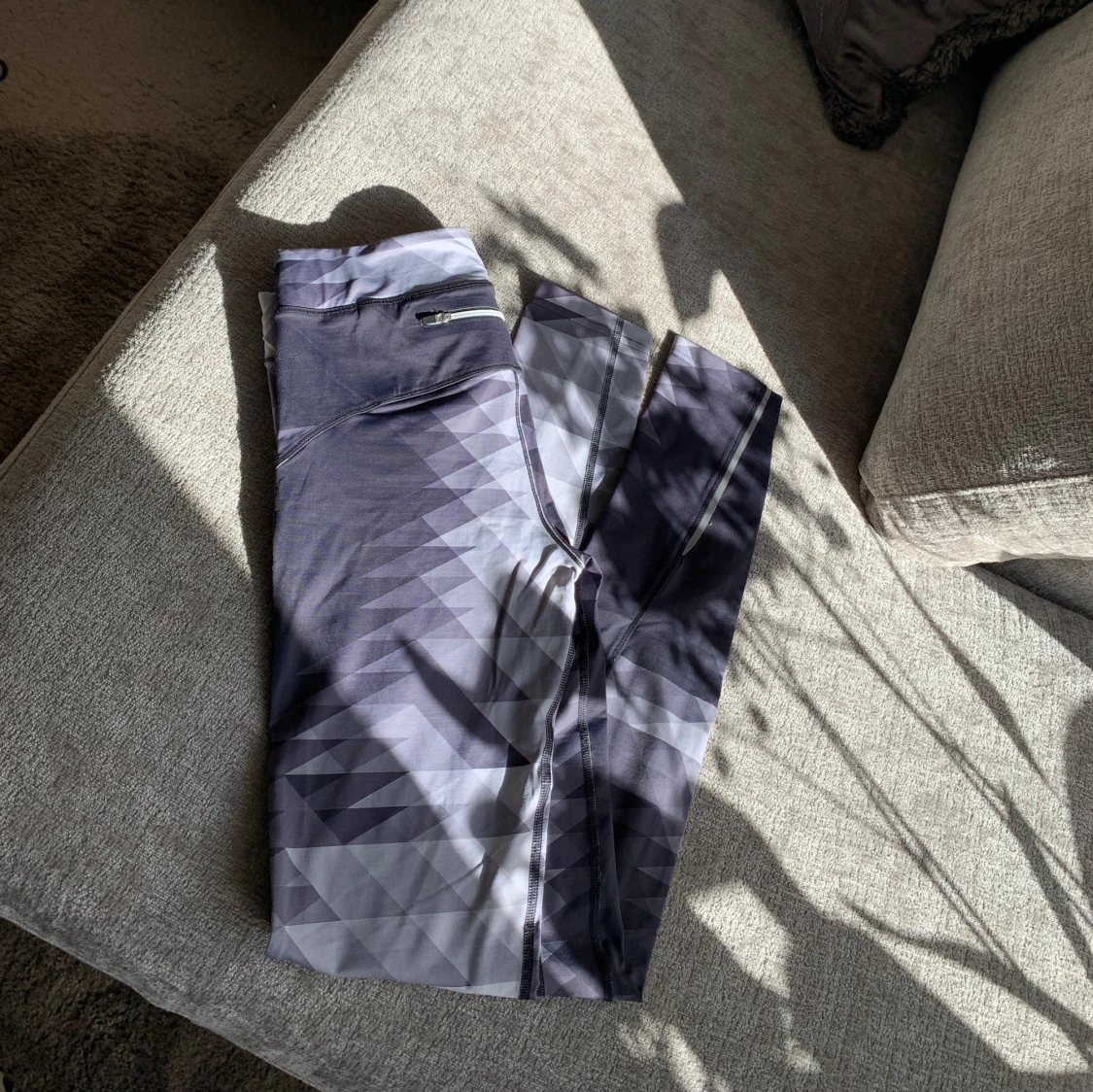 Gråmönstrade träningstights med smart bakficka  - 2