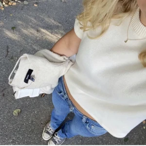 Stickad tshirt - Super söt stickad tshirt från Zara (gammal modell) Den är i fint skick och aldrig använd av mig så inga defekter! Storlek M men skulle nog passa XS/S/M💓