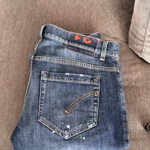DONDUP GEORGE - Tja! Säljer ett par väldigt snygga dondup jeans som är iprecip helt nya inga som helst defekter! Väldigt snygga med en skön paintsplash i vitt!✌️