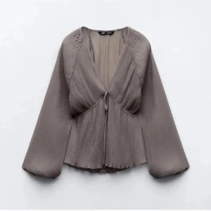 Zara blus - Fin blus från Zara! Den är i mycket fint skick😇💓 