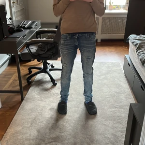 Jack and Jones slim Glenn jeans  - Hej! Säljer dessa sjukt snygga Jack and Jones jeans med slitningar! Modellen är slim Glenn så det är slim jeans, storlek 28/30. Tveka inte att höra av dig vid funderingar!