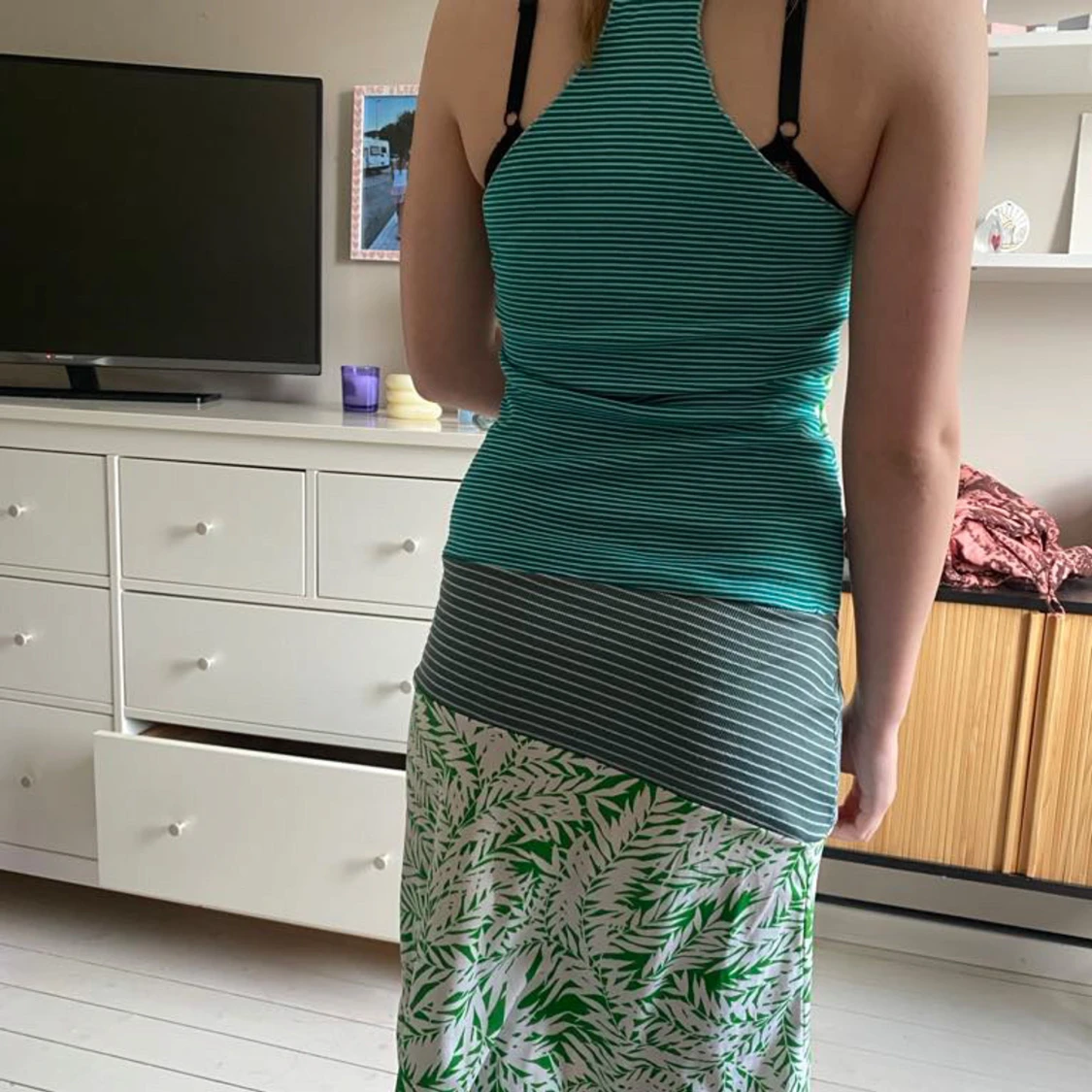 Grön och vit mönstrad långklänning - 1