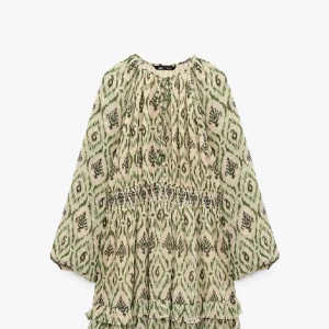 Zara klänning - Säljer en luftig klänning med grönt etnomönster och volangdetaljer. Klänningen har lång ärm, rund halsringning och resår i midjan för en bekväm passform. Perfekt för vår och sommar! Skit snygg storlek s 